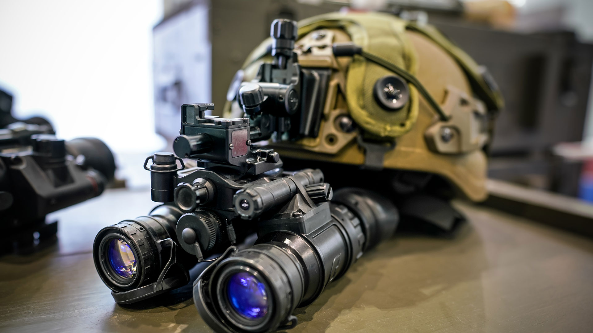 Auf einem Tisch liegt ein am Helm befestigtes Nachtsichtgerät-