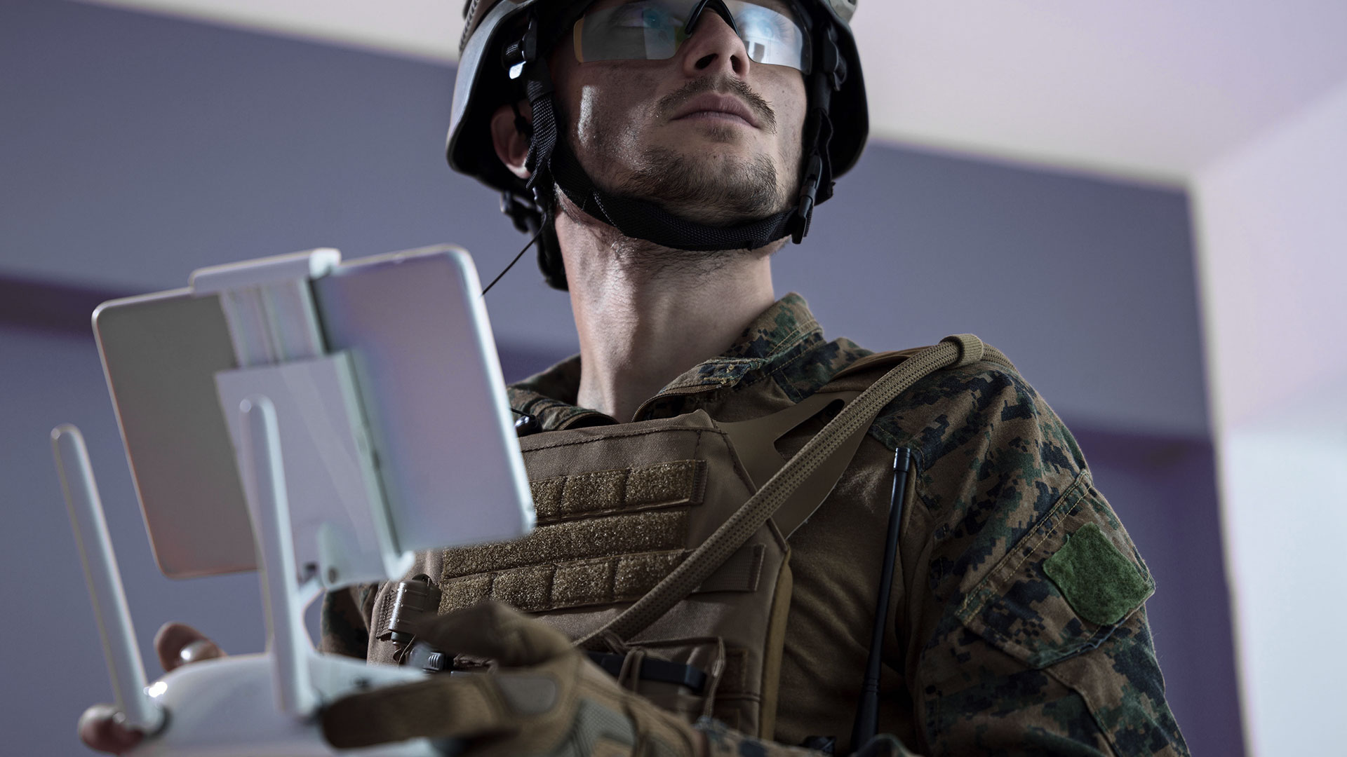 Soldat steuert eine Drohne