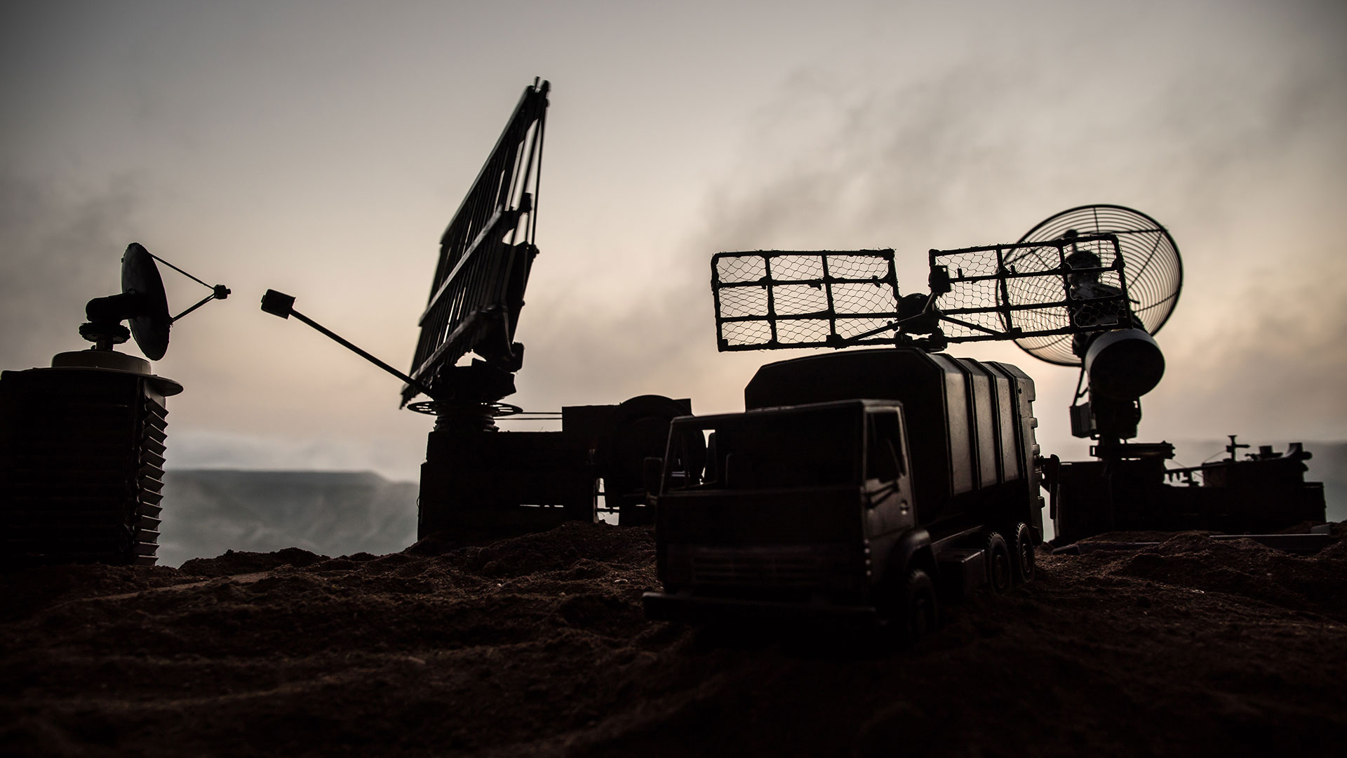 Fahrzeuge und Antennen aus der Verteidigung