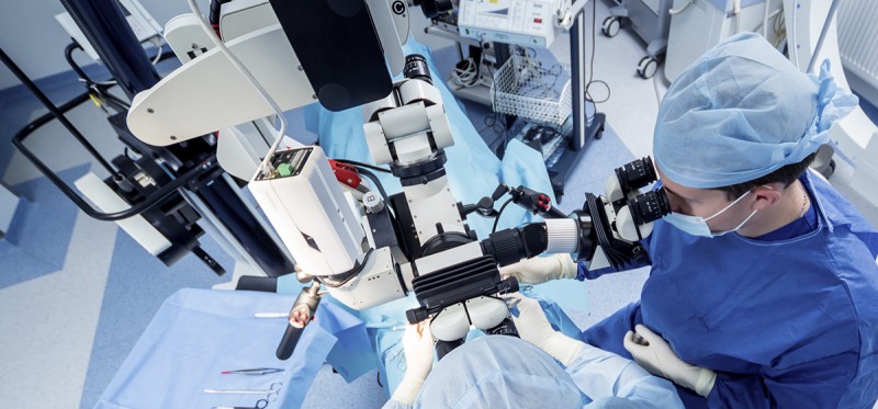 Medizintechnik - medizinische Geräte bei einer Operation
